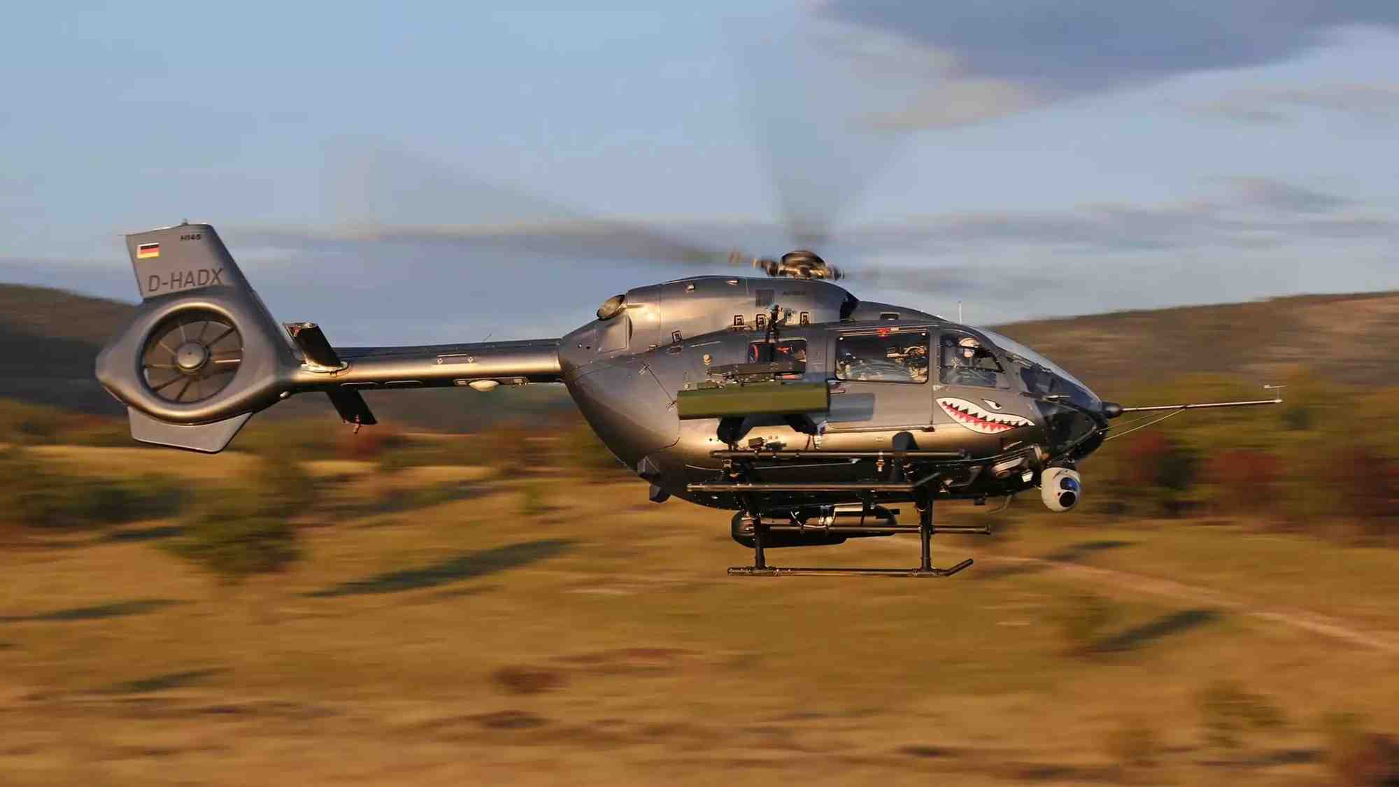 H145M d'Airbus équipé d'un pod canon, d'un pod roquette et d'une caméra électro-optique jour/infrarouge.