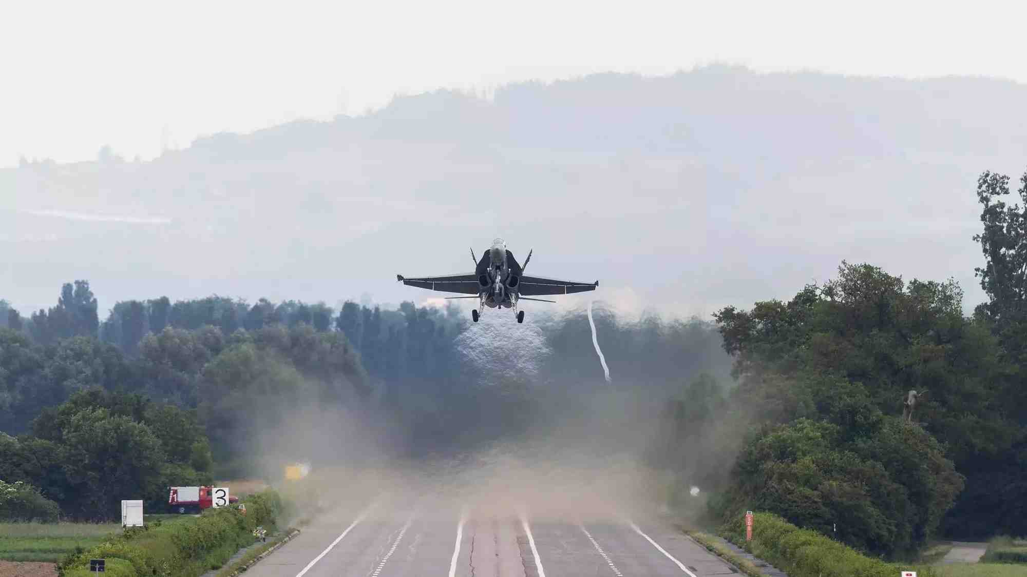 Décollage d'un F/A-18C/D Hornet suisse depuis une portion de l'autoroute A1 entre Payerne et Avenches dans le cadre de l'exercice Alpha Uno (5 juin 2024).