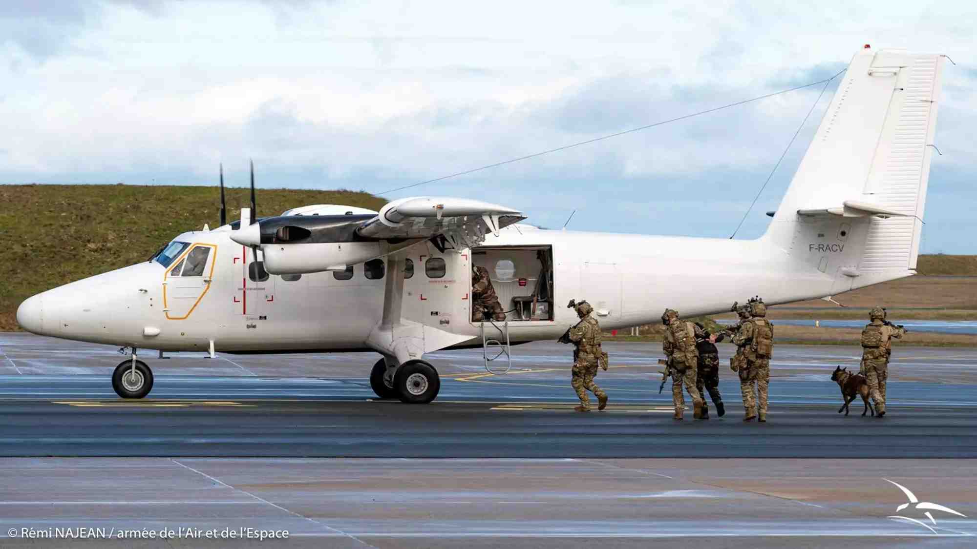 Forces spéciales françaises montant à bord d'un Twin Otter de l'Armée de l'Air et de l'Espace.