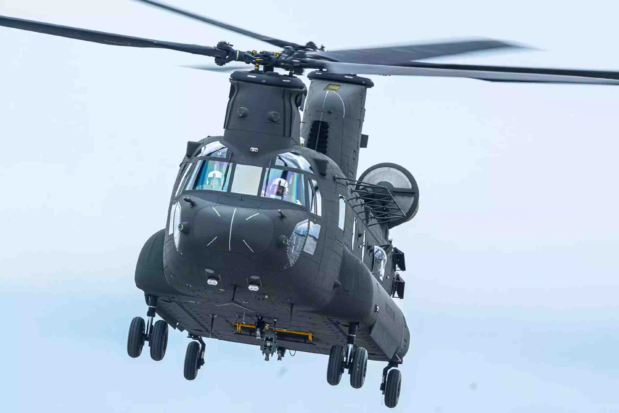 Hélicoptère de transport lourd CH-47F Block II de l'US Army durant des essais en vol.