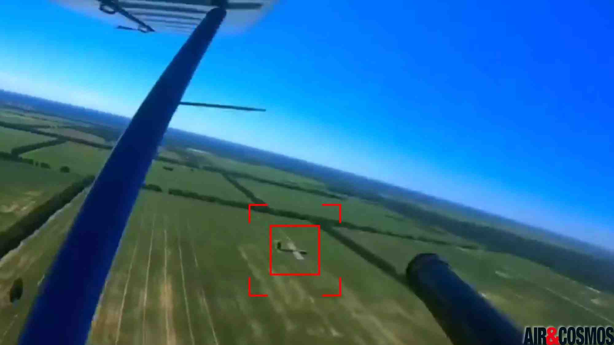Tireur ukrainien à bord d'un ULM A-22 Foxbat lors d'un entrainement d'interception de drone aérien.