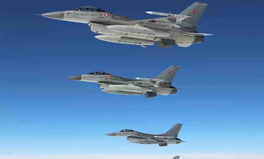 Patrouille de F-16 danois équipés de missiles air-air Sidewinder et AMRAAM.