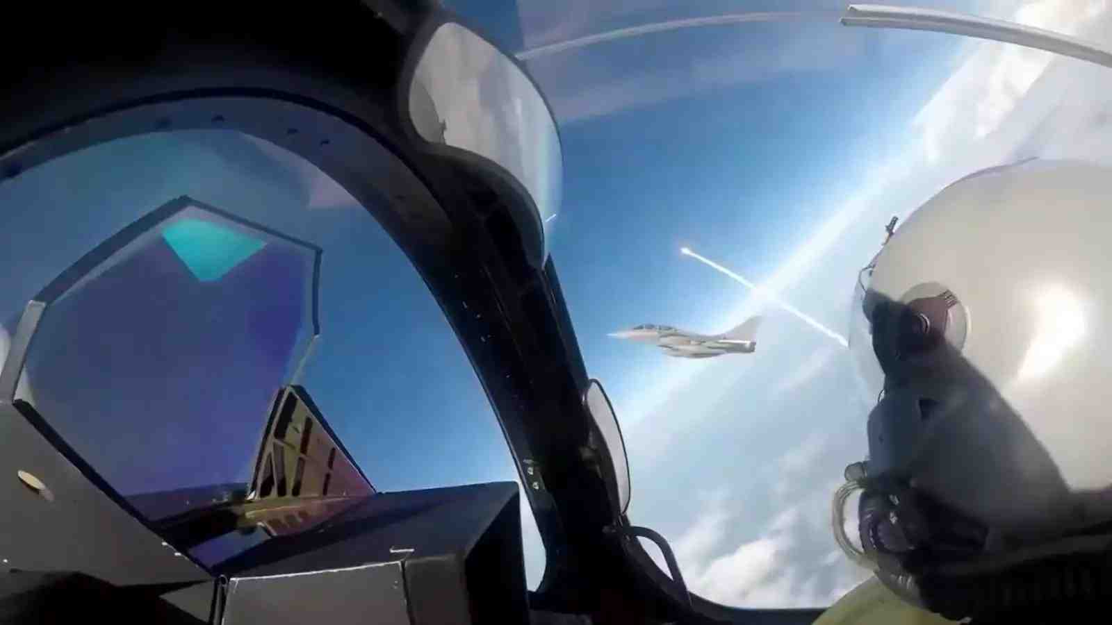 Deux Rafale français montant en altitude avec Ariane 6 durant son vol inaugural.