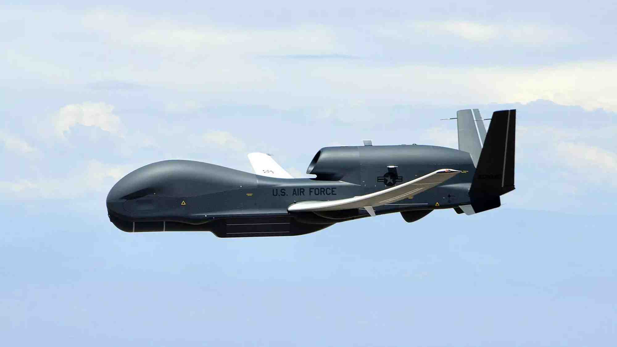 Drone de reconnaissance de haute altitude et à longue endurance RQ-4B Global Hawk de l'US Air Force.