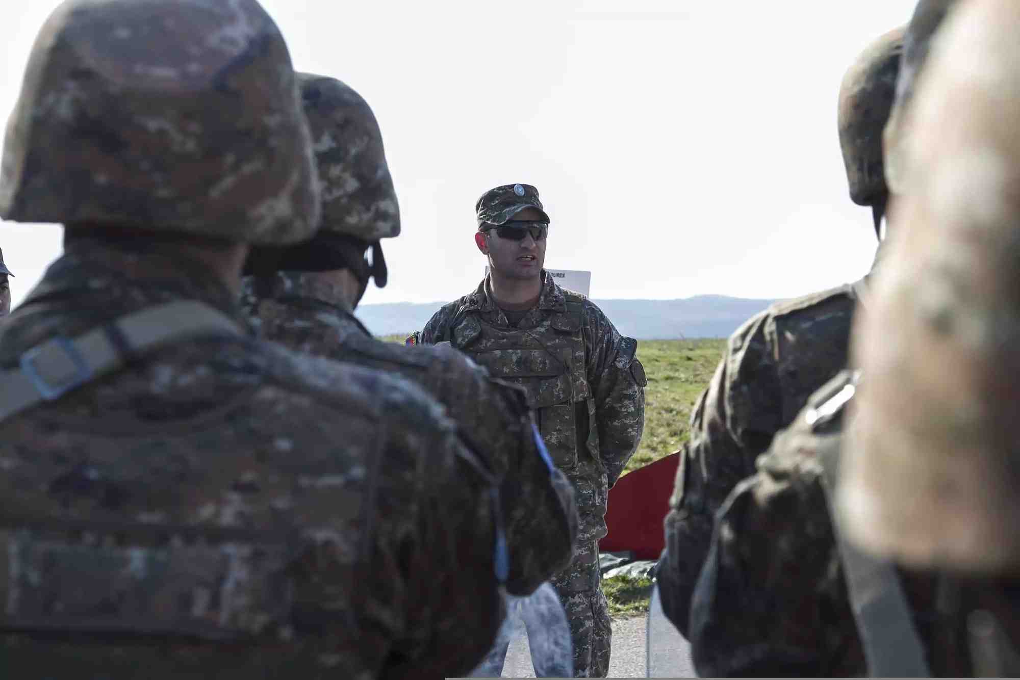 Les troupes arméniennes s’entraînant sur un Black Hawk de l’U.S. Army.