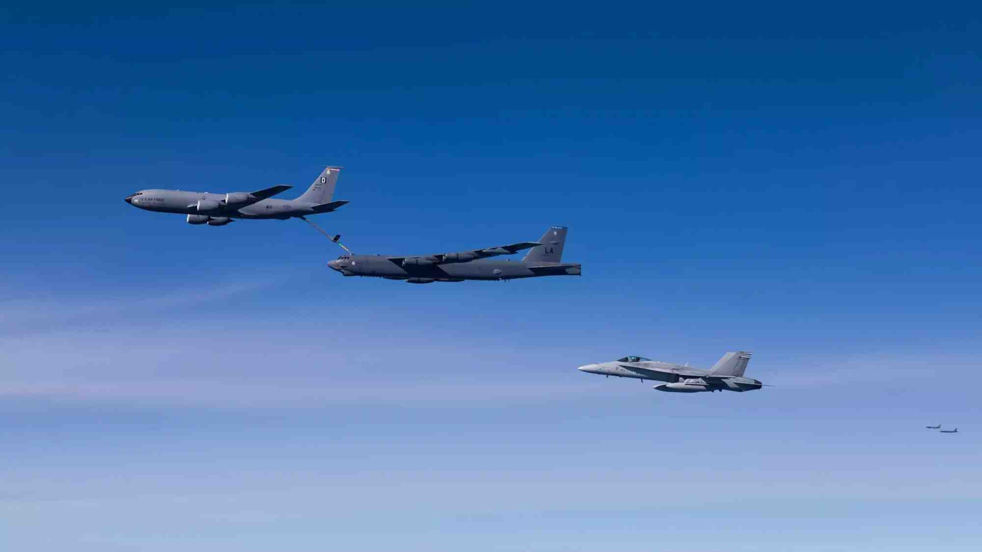 Ravitaillement en vol de deux bombardiers stratégiques B-52H Stratofortress par deux KC-135 Stratotanker escortés par des avions de combat F-18C finlandais durant la BTF24-4.