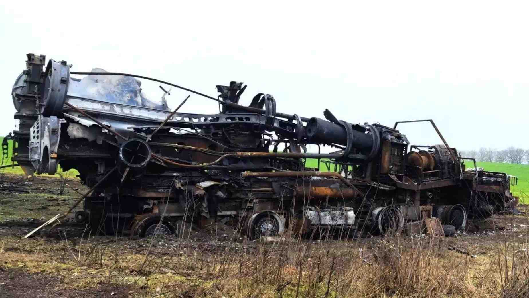 Véhicule lance-missiles S-400 8x8 5P85SM2-01 russe détruit en ukraine (8 novembre 2022).