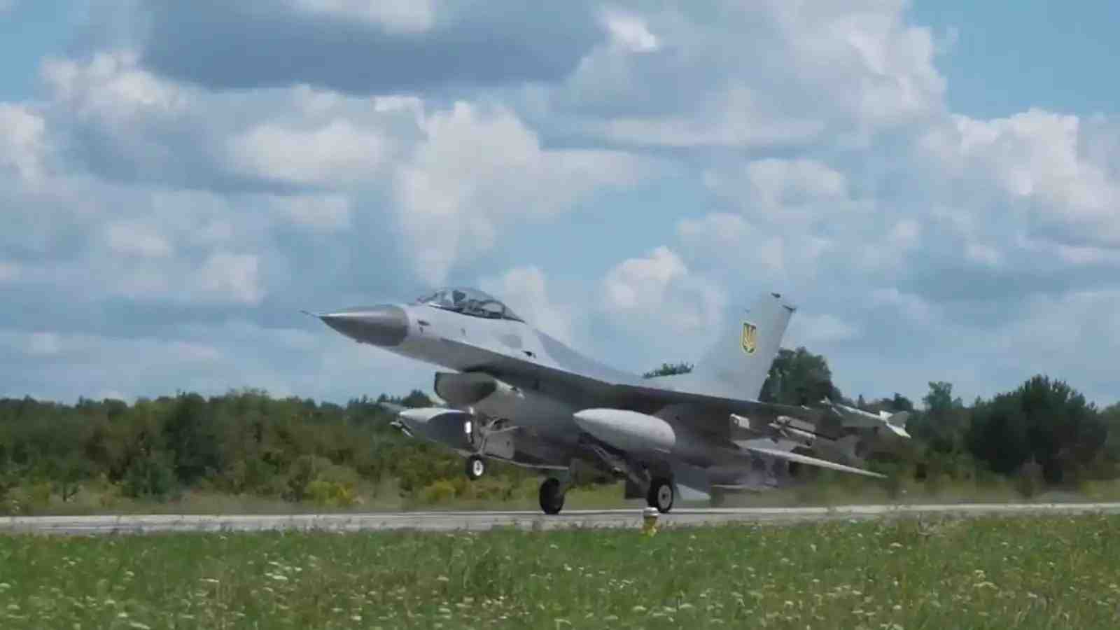 Une des premières images d'un F-16AM Fighting Falcon ukrainien atterrissant. L'avion est équipé de 4 Sidewinder L/M et d'au moins un pylône d'autodéfense ECIPS+.