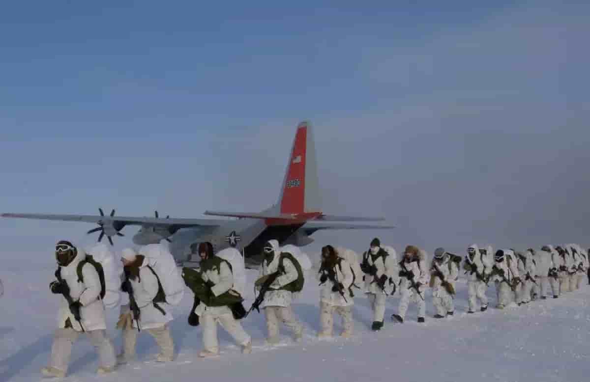 L’armée américaine et les forces canadiennes procèdent à une insertion tactique depuis un LC-130 Hercules à Nanavut, au Canada.