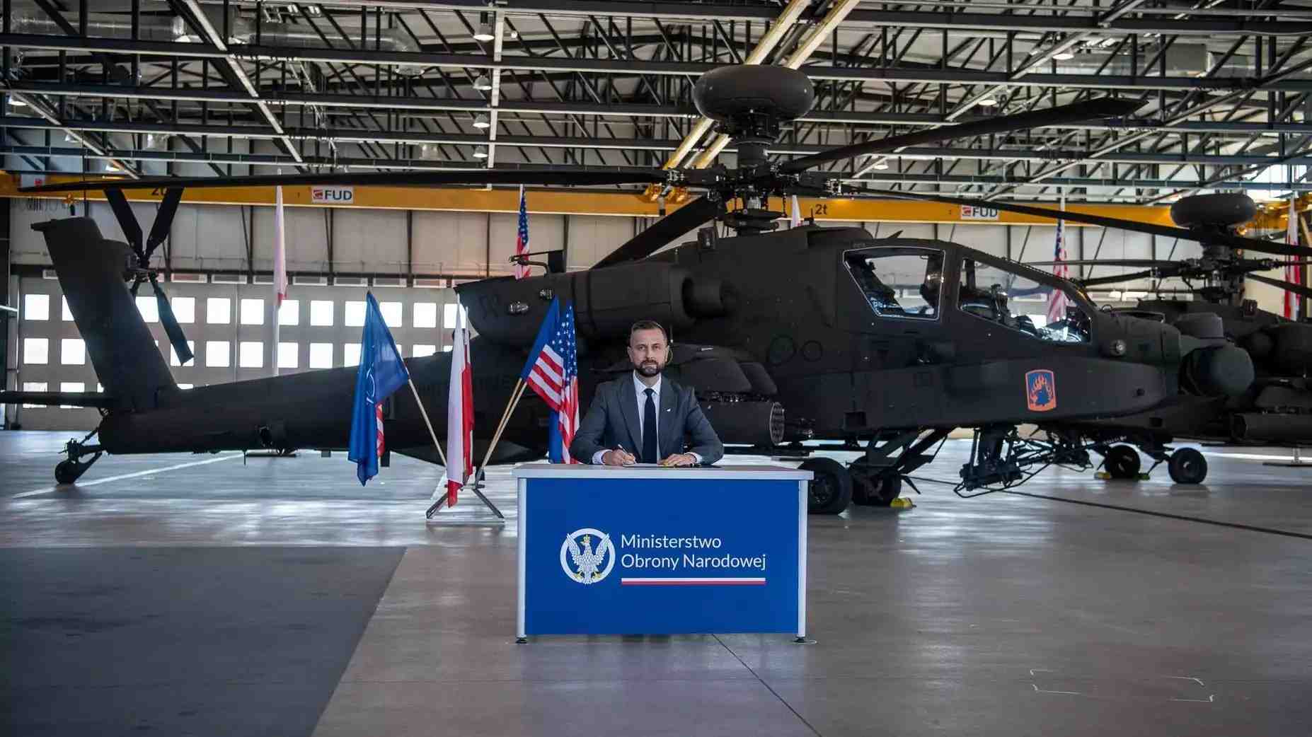 Signature de la LOA concernant les 96 AH-64E Apache polonais par Władysław Kosiniak-Kamysz, ministre de la Défense polonais (13 août 2024).