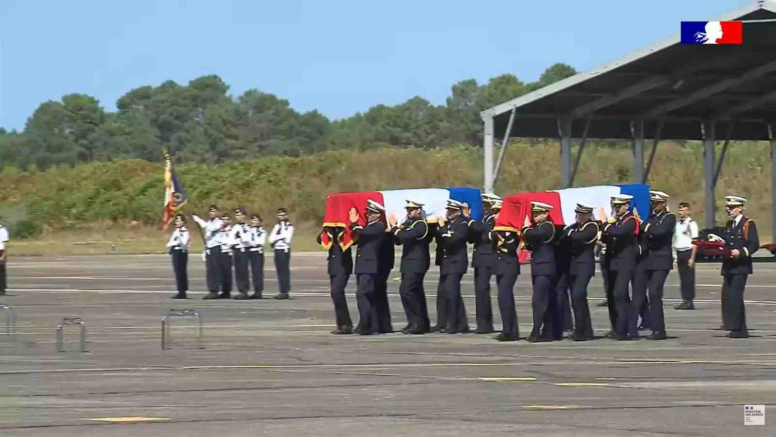 Arrivée des cerceuils des capitaine Sébastien Mabire et lieutenant Laurens lors de la cérémonie d'honneurs funèbres militaires sur la base aérienne de Monte-de-Marsan (22 août 2024).