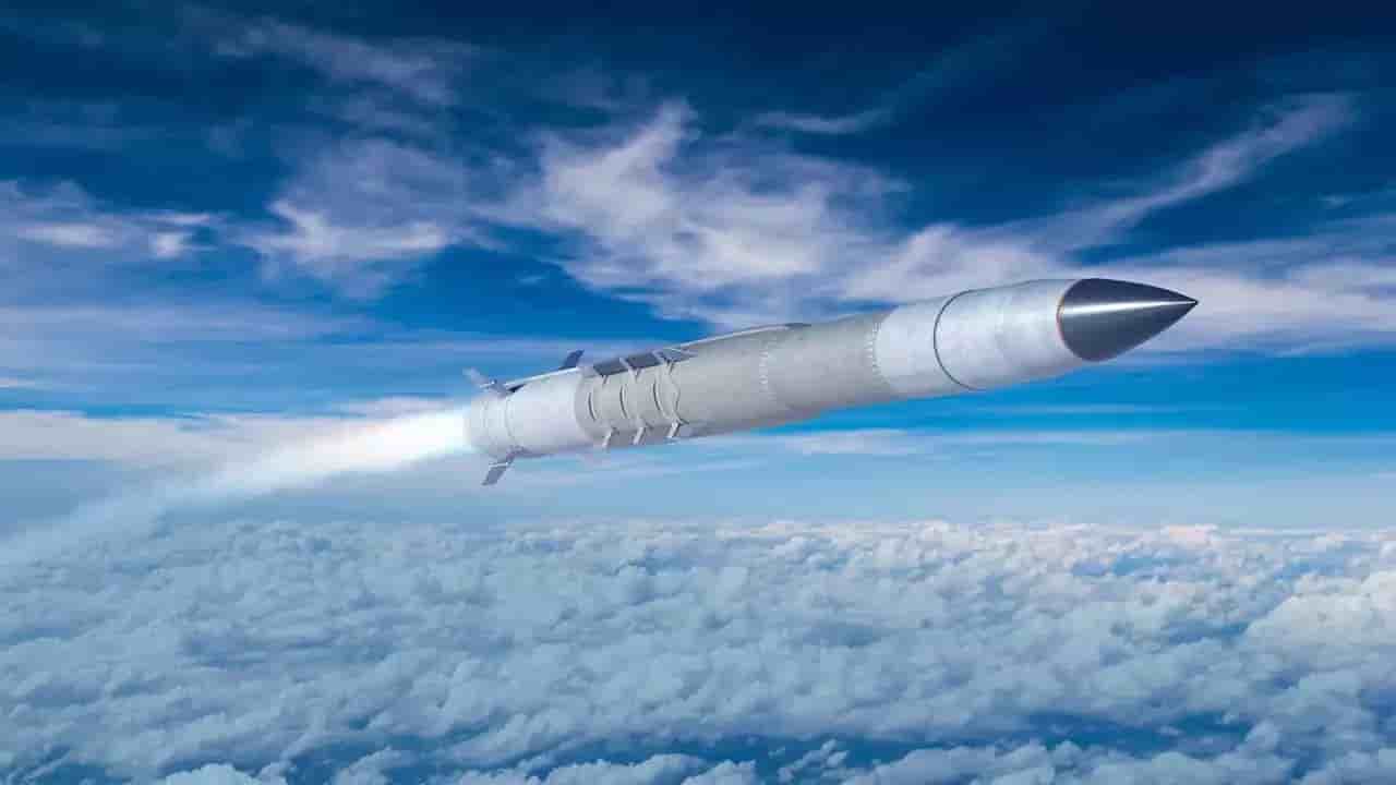 Représentation en vol d'un missile antiaérien Patriot PAC-3 MSE.