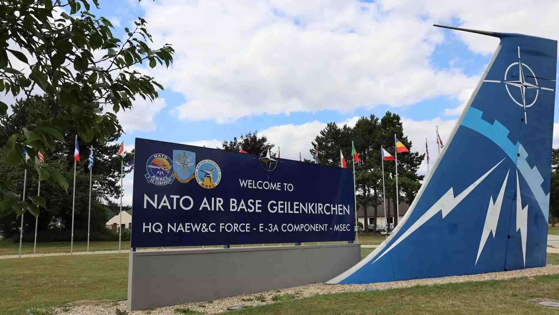 Entrée de la base aérienne OTAN de Geilenkirchen, avec le stabilisateur horizontal d'un E-3A Sentry AWACS.