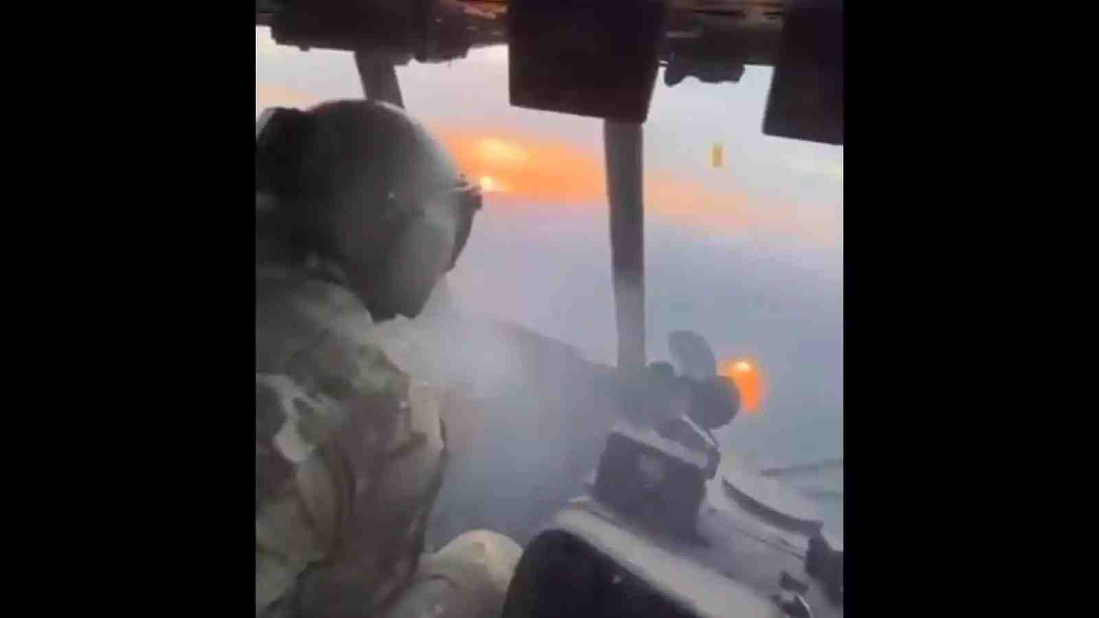 Le mitrailleur avant d'un hélicoptère de transport moyen Mi-8 Hip ukrainien vient d'abattre en vol un drone russe (22 août 2024).