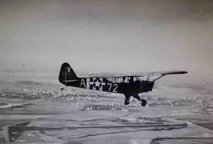 Avion d'observation Piper Cub 72 A de la 25ème SOAA, 2ème DB, en vol au-dessus de Paris (août 1944).