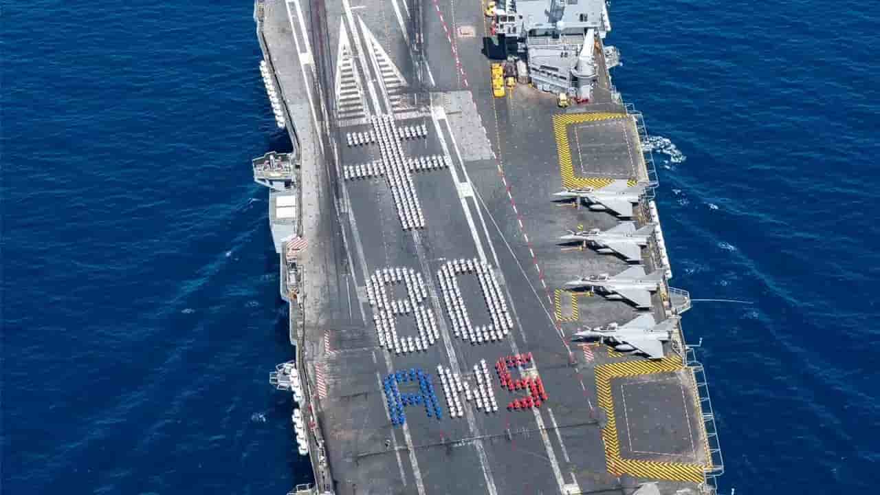 Le porte-avions Charles de Gaulle célèbre les 80 ans de la libération de Paris (24 août 2024).