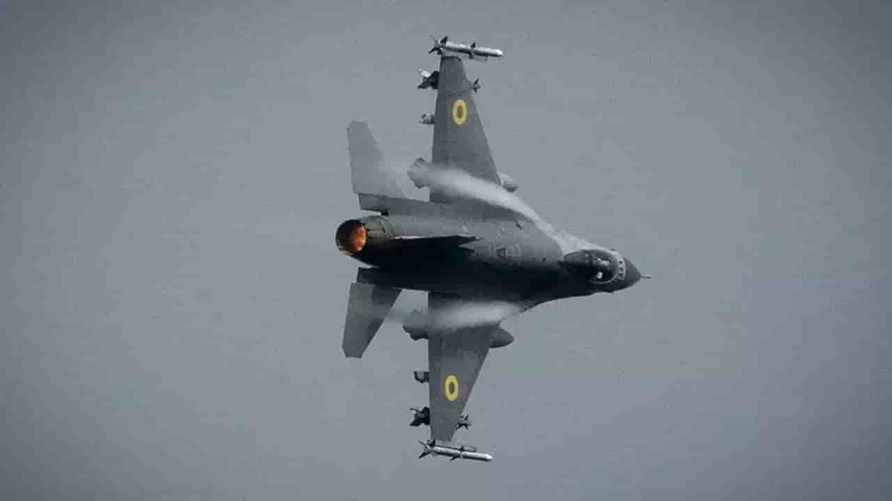 F-16AM Fighting Falcon ukrainien en configuration air-air lors d'un virage serré.