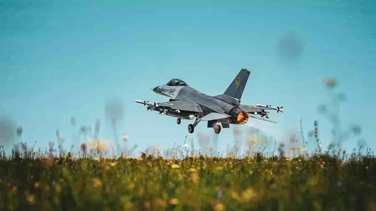 Décollage d'un avion de combat F-16AM ukrainien équipé de missiles AIM-9 Sidewinder et AIM-120 AMRAAM.