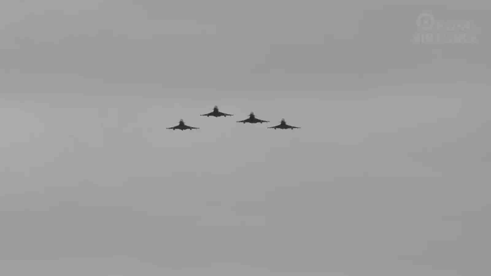 Quatre Eurofighter Typhoon juste avant une figure missing man en l'honneur du capitaine Sébastien Mabire et du lieutenant Matthis Laurens (15 août 2024).