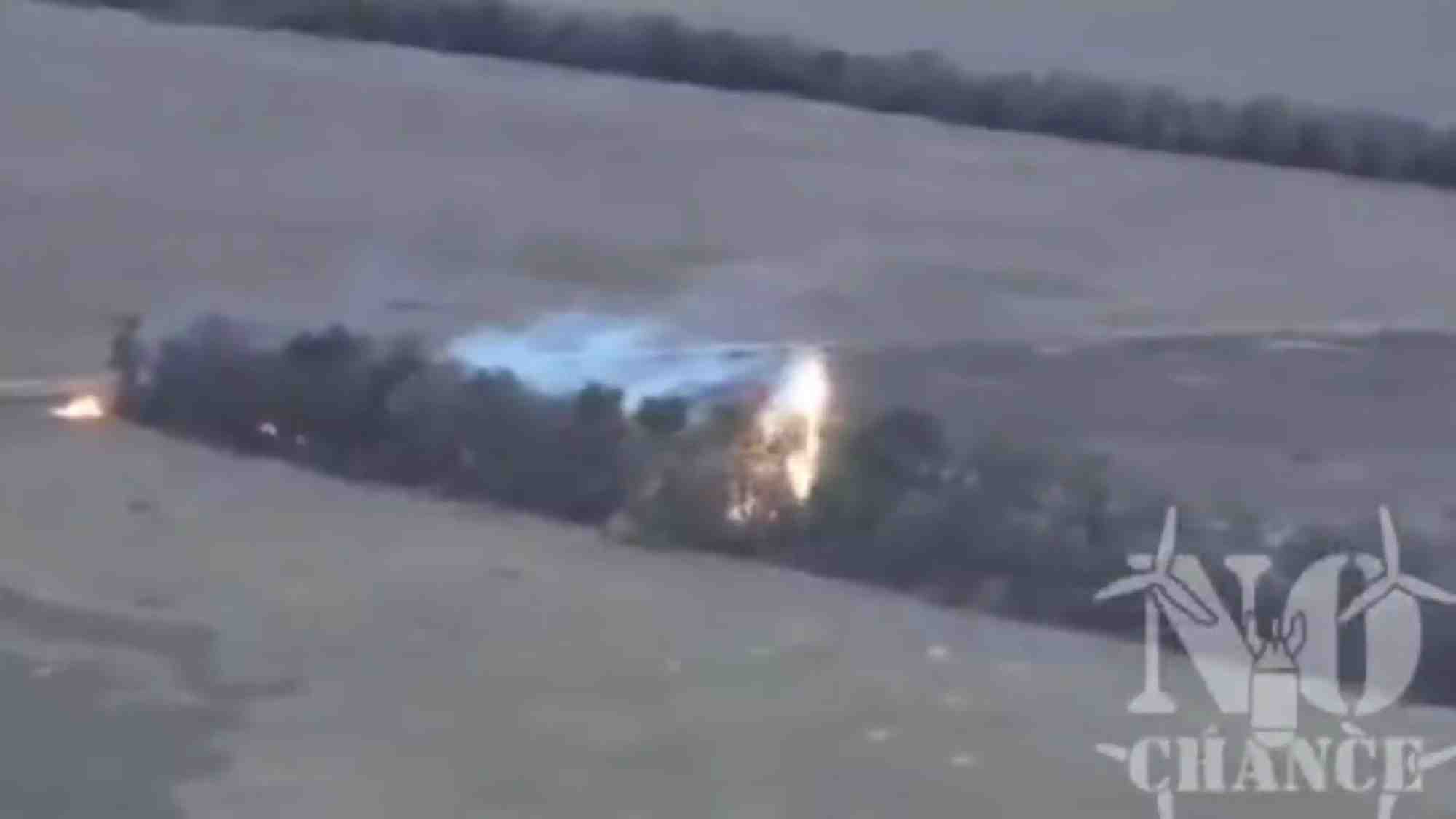 Un drone ukrainien tapisse une tranchée russe de thermite dans un sous-bois (2 septembre 2022).
