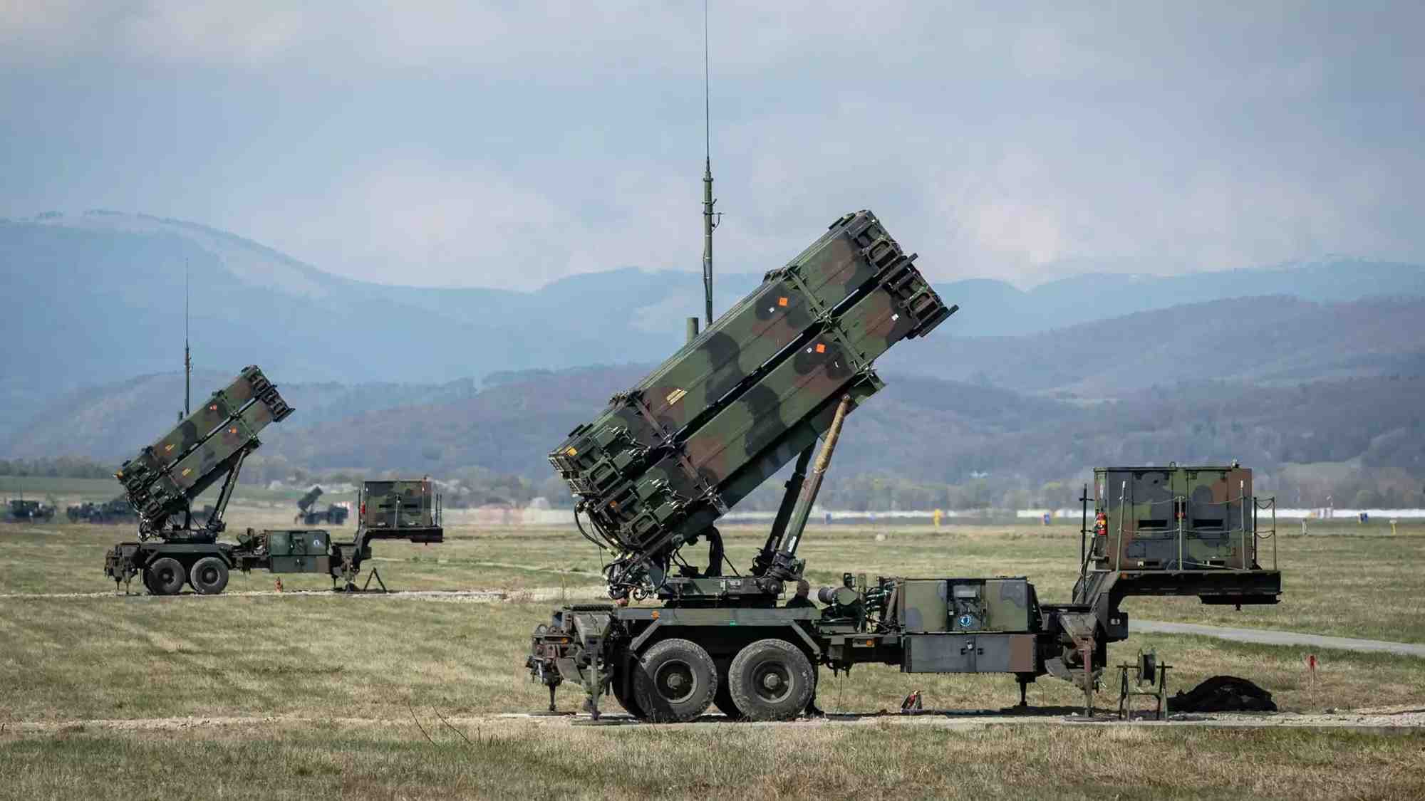 Deux lanceurs Patriot PAC-3 CRI hollandais avec une partie de la batterie en arrière-plan.
