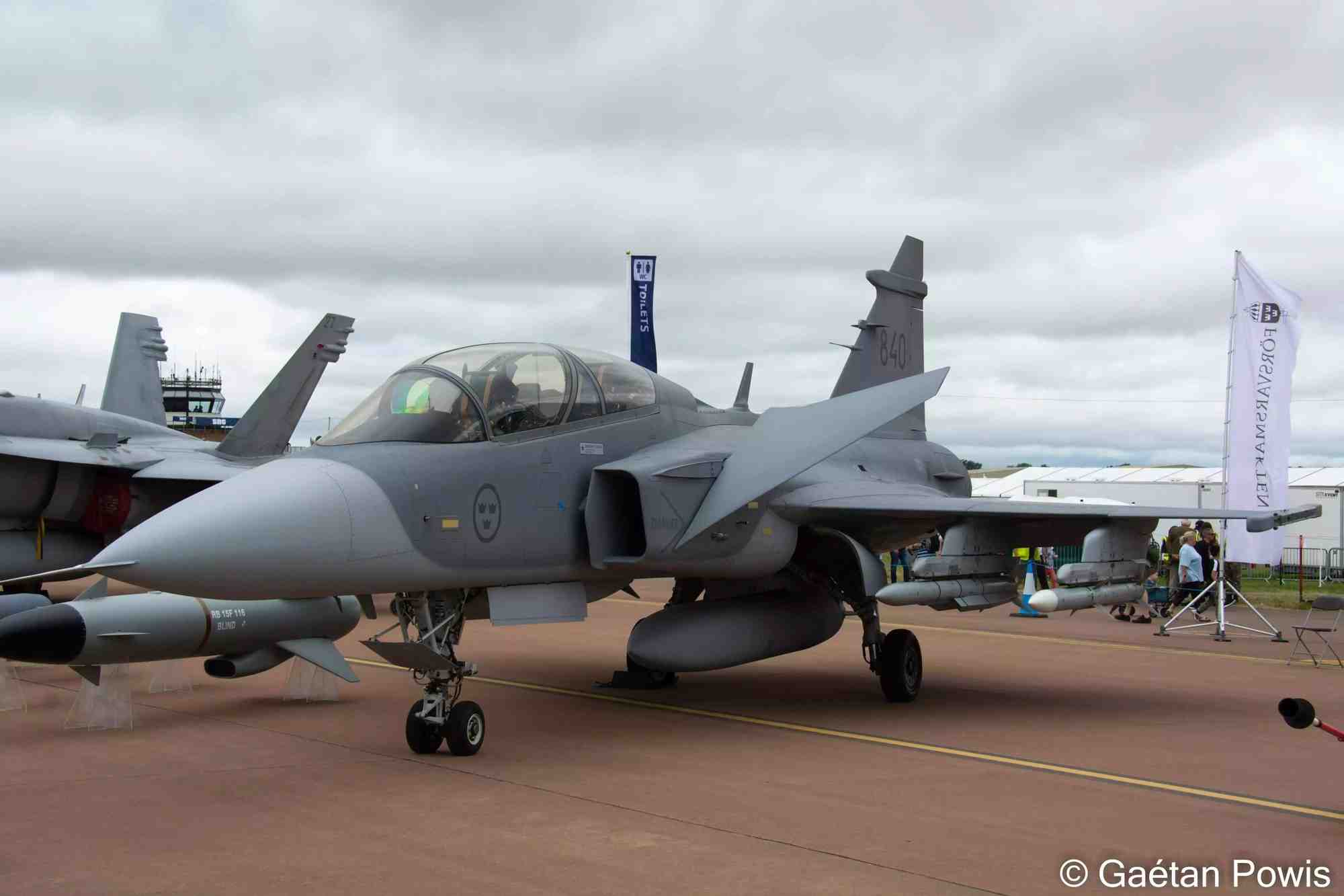Avion de combat JAS-39D Gripen suédois équipé de missiles air-air très longue portée Metor et moyenne à longue portée AMRAAM (RIAT 2024).