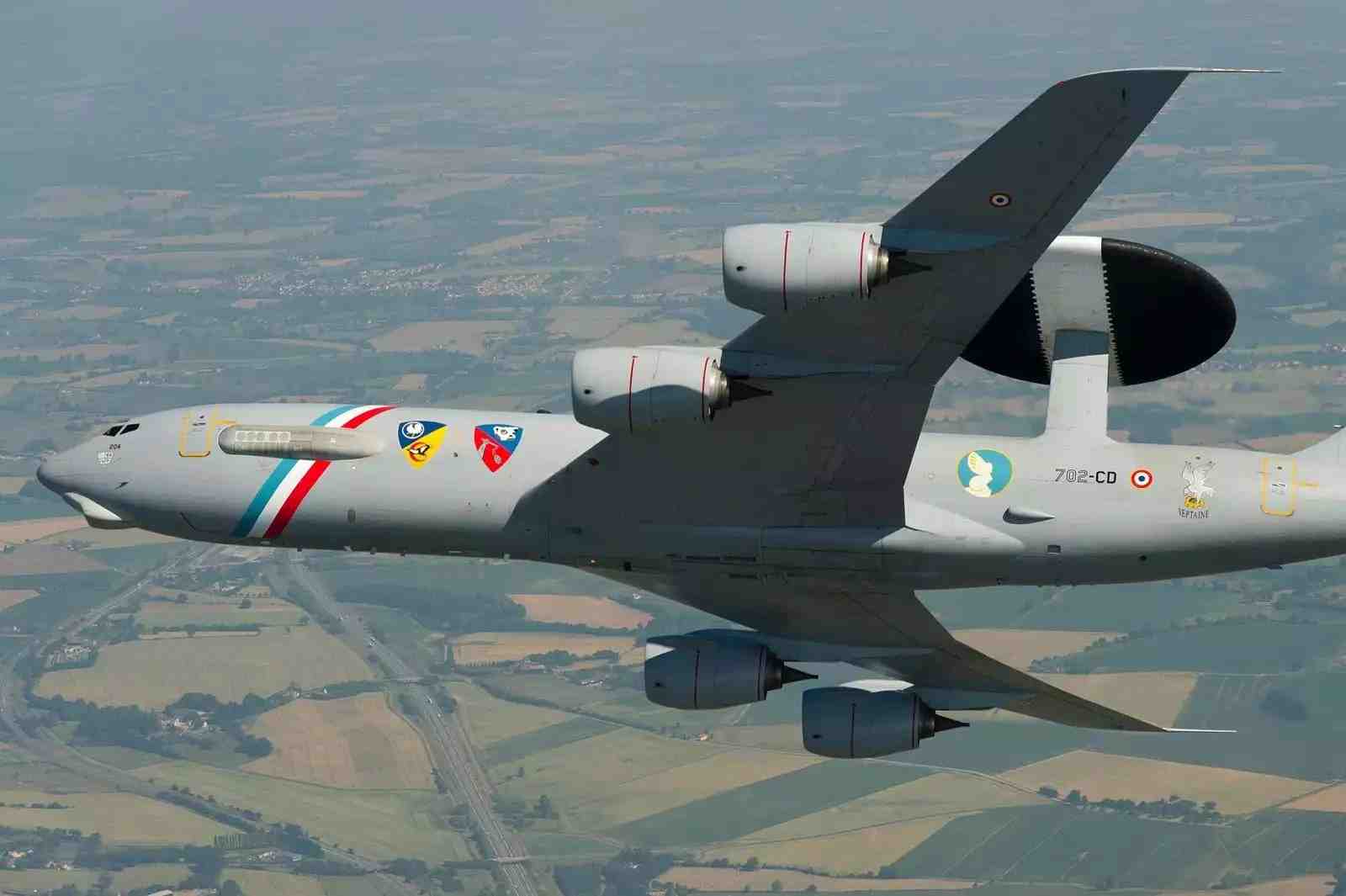 Avion AEW&C E-3F Sentry de l'Armée de l'Air et de l'Espace dans une livrée spéciale 50 000 heures de vol.