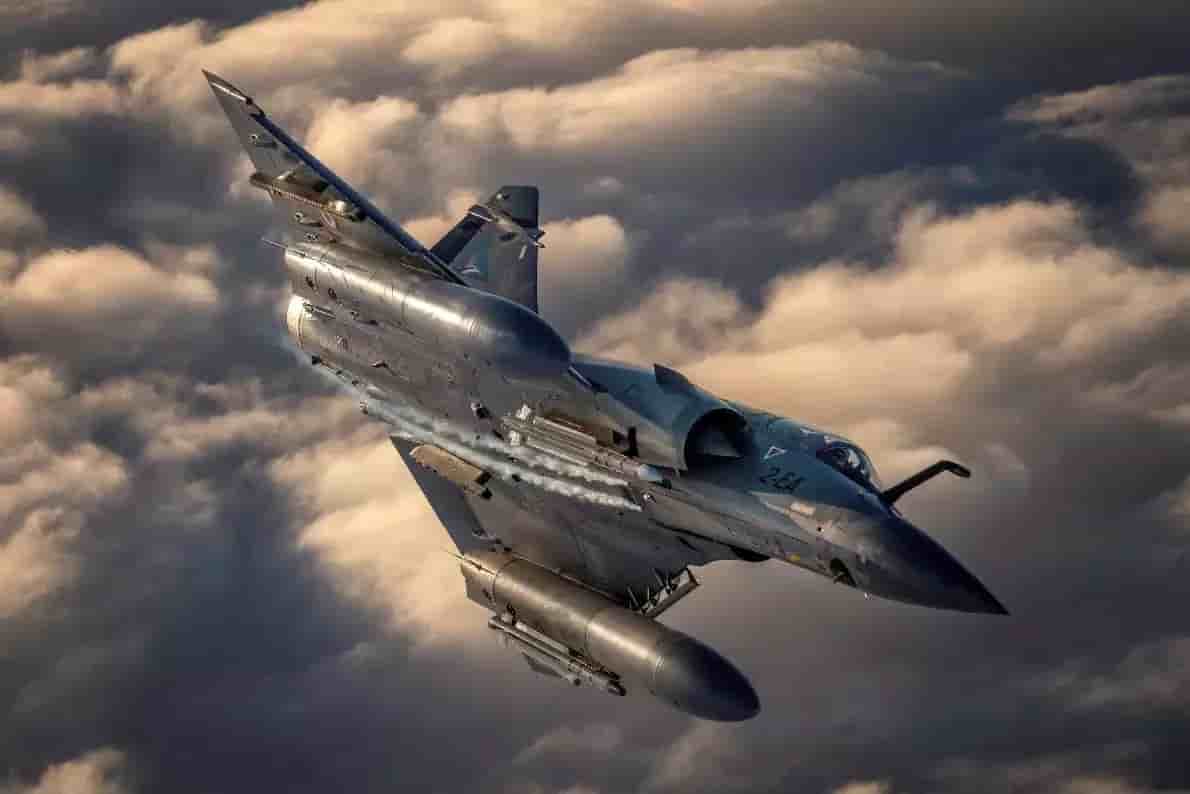 Mirage 2000-5F français équipé d'un missile MICA EM et d'un MICA IR.