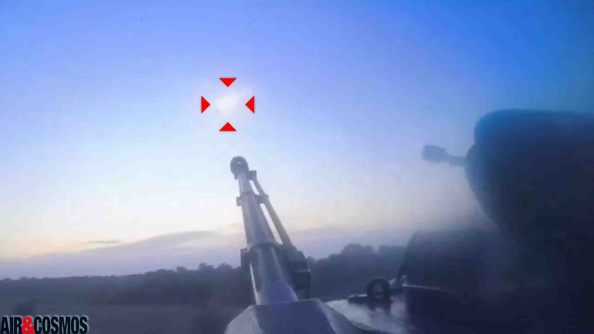 Destruction en plein vol d'un drone suicide Shahed russe par un Flakpanzer Gepard ukrainien.