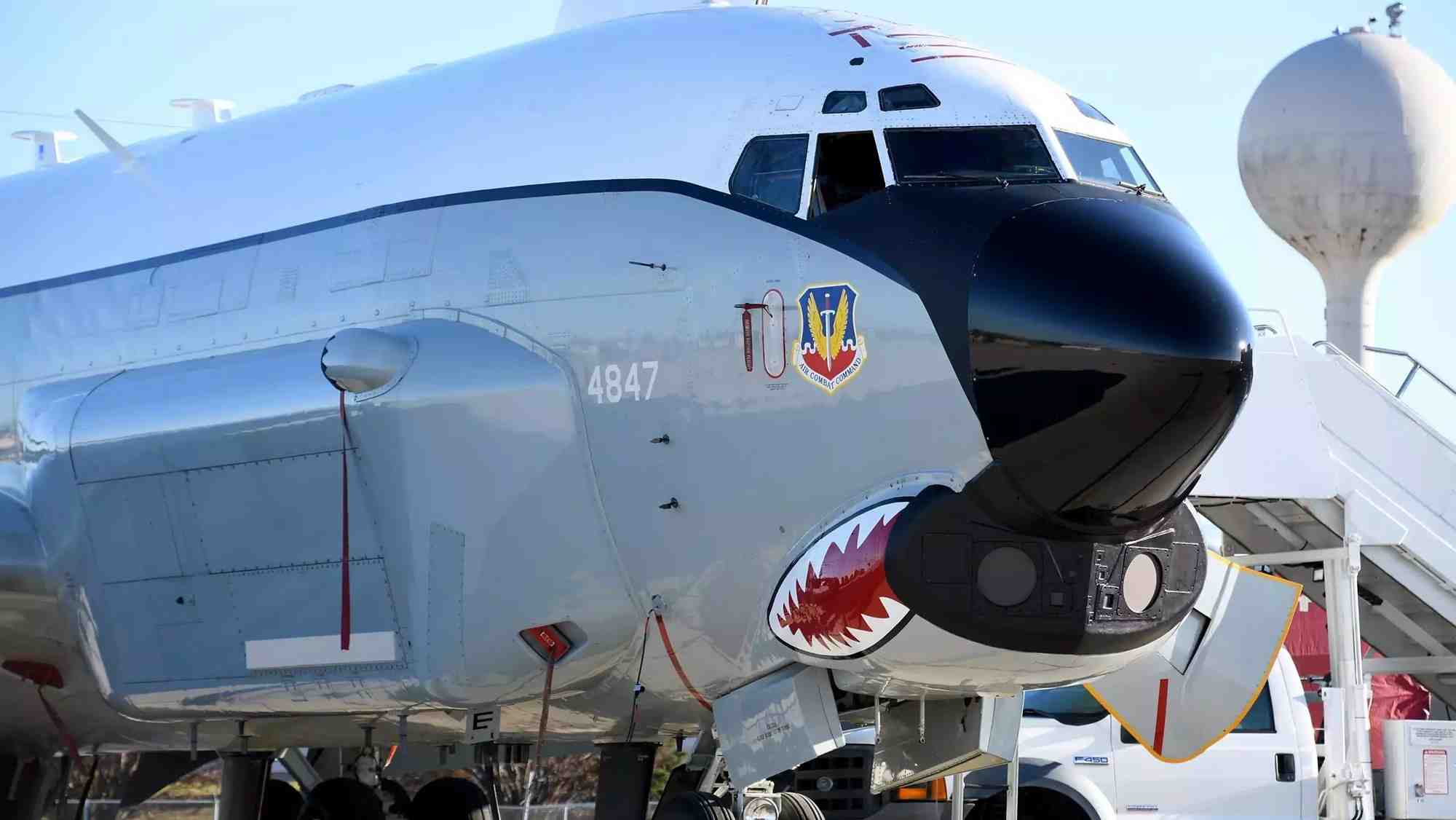 Image rapprochée assez rare du nez (et de ses capteurs) et des carénages de l'avion de renseignement électromagnétique stratégique RC-135U Combat Sent.