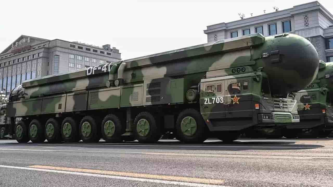 Missile balistique intercontinental (ICBM) DF-41 chinois durant une parade.