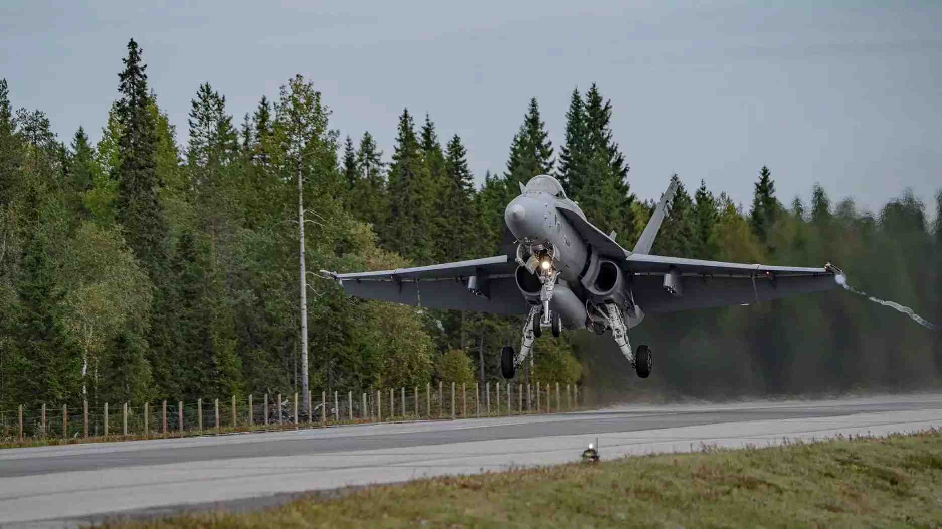 Décollage d'un avion de combat F/A-18C Hornet finlandais depuis la base aérienne temporaire de l'autoroute d'Hosio durant l'exercice BANAA 2024.