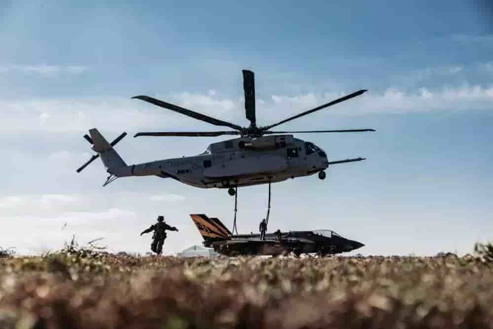 Levage du prototype CF-01 F-35C Lightning II de l'US Navy par un CH-53K King Stallion de l'USMC.