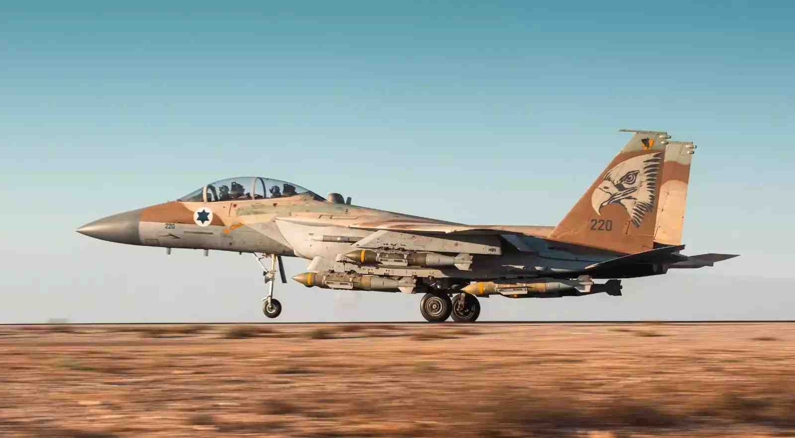 F-15I Ra'am israélien équipé de bombes GBU-31 JDAM et en train de décoller.