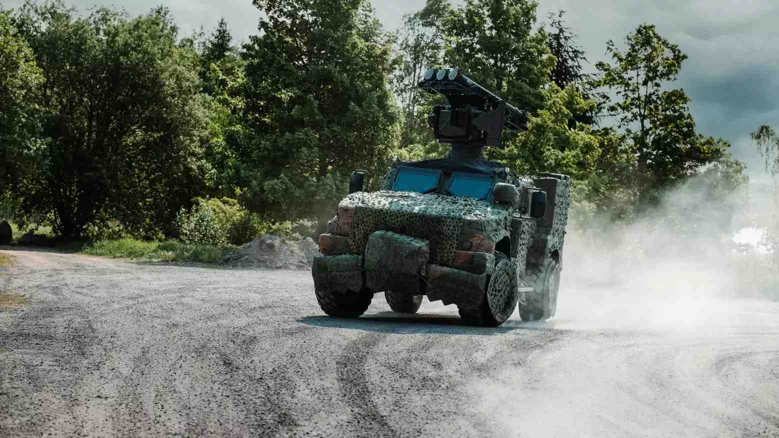 Véhicule blindé léger JLTV camouflé équipé d'un RBS 70 NG. Il fait partie de la solution antiaérienne mobile très courte portée MSHORAD de Saab.