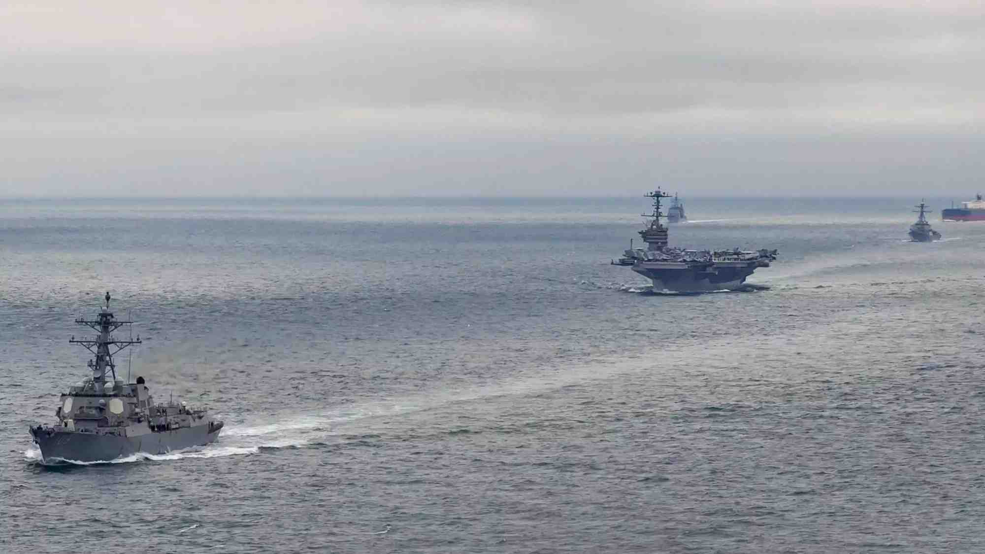 Carrier Strike Group 8 (CSG 8) dans la Manche : porte-avions USS Harry S. Truman entouré de son escorte de destroyers et croiseur lance-missiles.