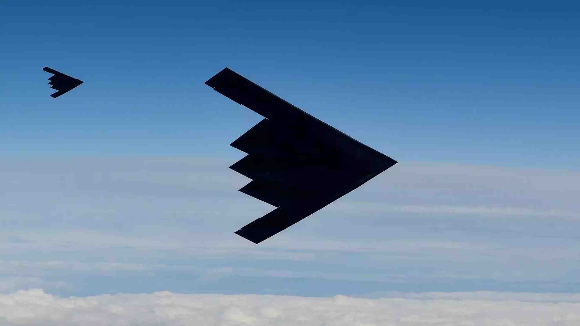 Deux bombardiers stratégiques B-2A Spirit au-dessus de la mer du Nord dans le cadre de la Bomber Task Force Europe 2020-2 (12 mars 2020).