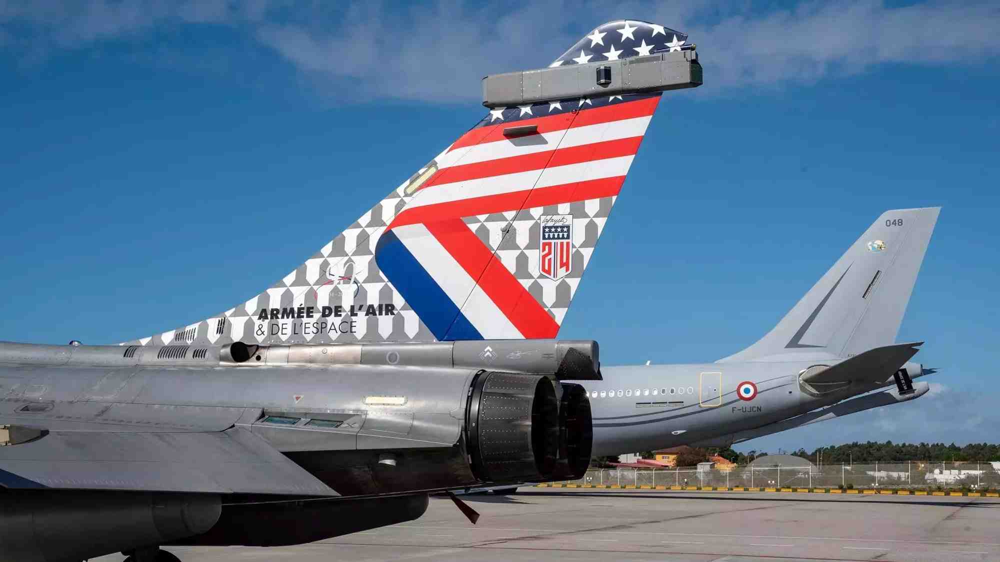 Livrée spéciale sur la dérive de ce Rafale B de l'EC 2/4 Lafayette pour le bicentenaire du retour de Lafayette aux États-Unis.