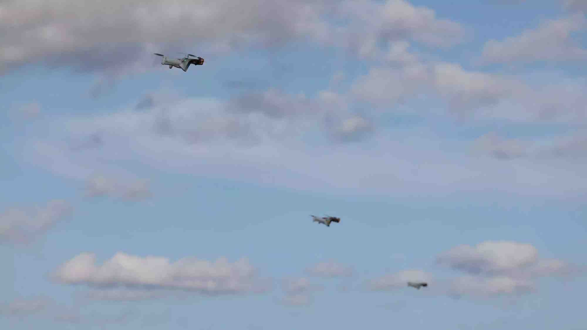 Démonstration du système Cohesion de Thales : trois drones volent en essaim grâce à une intelligence artificielle (16 octobre 2024).