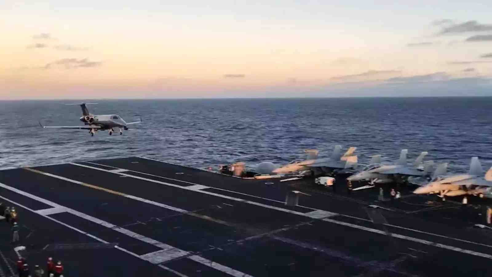 Phenom Camera Ship lors de prises de vue d'appontages sur le porte-avions USS Theodore Roosevelt (CVN-71).