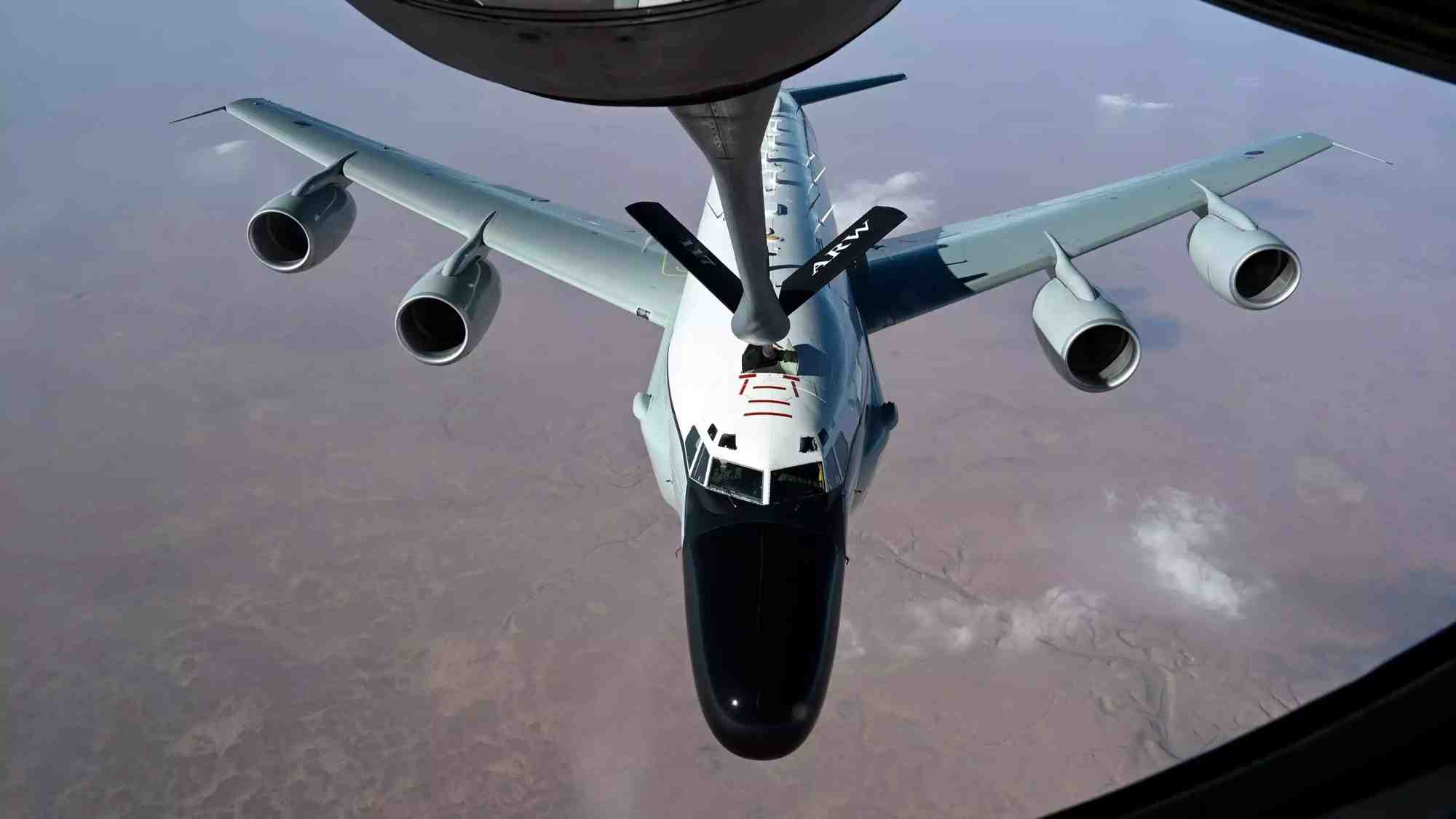Ravitaillement en vol d'un avion de reconnaissance RC-135W Rivet Joint de la Royal Air Force par un KC-135 Stratotanker de l'USAF (2023).