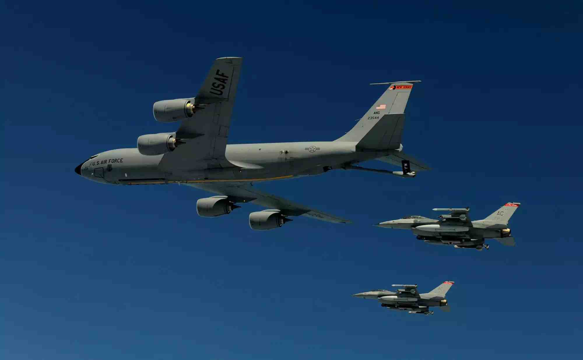 Avion ravitailleur KC-135 Stratotanker et avions de combat F-16 Fighting Falcon de l'US Air Force.