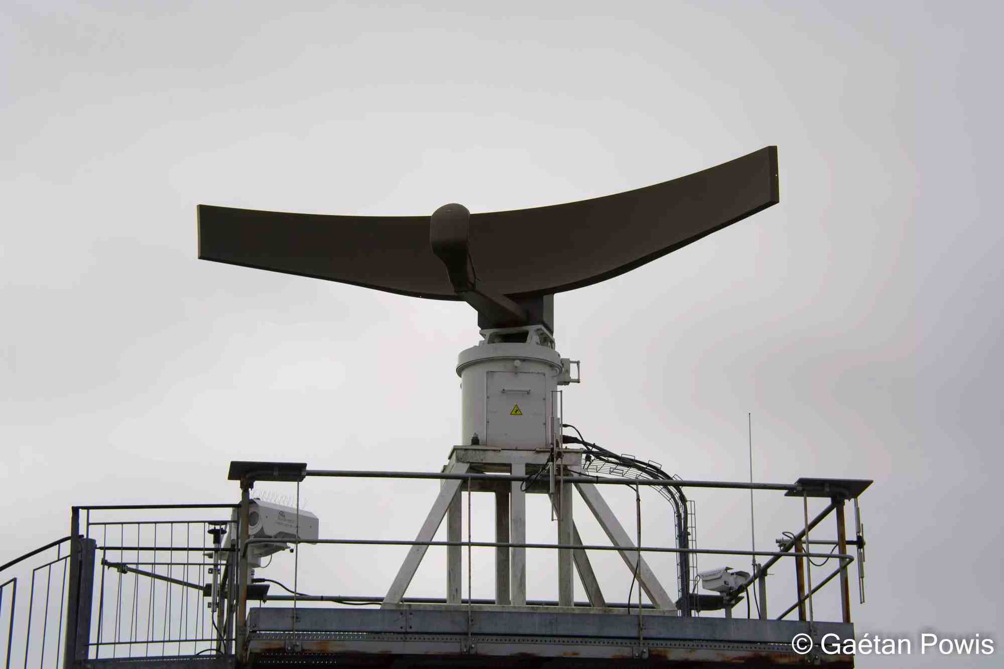Banc d'essai de Thales Imare pour le radar de détection maritime (avec voie aérienne) Coast Watcher 100 (CW100) et une caméra EO/IR, formant une partie de la solution CoastShield.