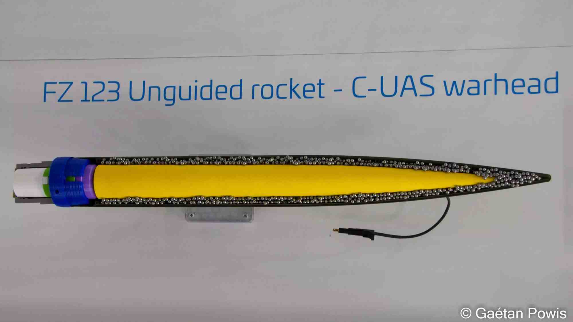 Intérieur de la tête de la roquette anti-drone FZ123 (70 mm), avec l'explosif (jaune) entouré de plus de 6 000 billes.