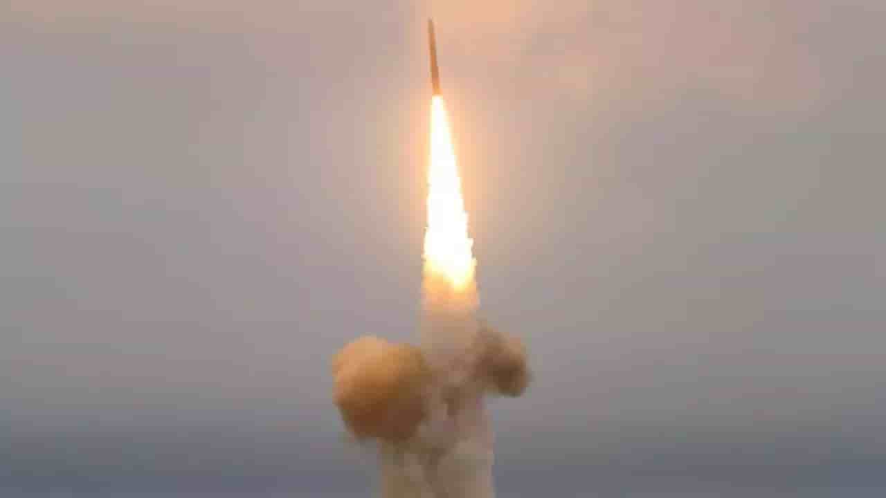 Tir d'essai d'un missile balistique intercontinental (ICBM) Topol-M russe.