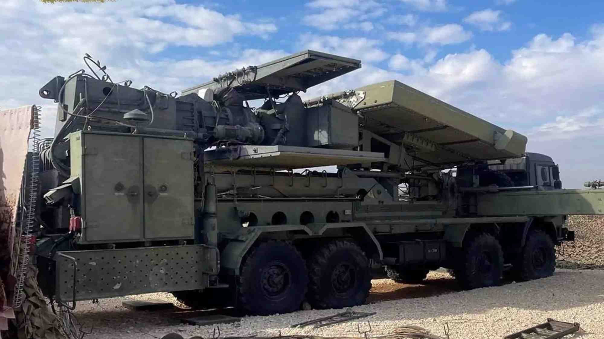 Système radar mobile Podlet-K1 (produit et développé en Russie, mât replié) capturé intact par des groupes rebelles en Syrie (4 décembre 2024).