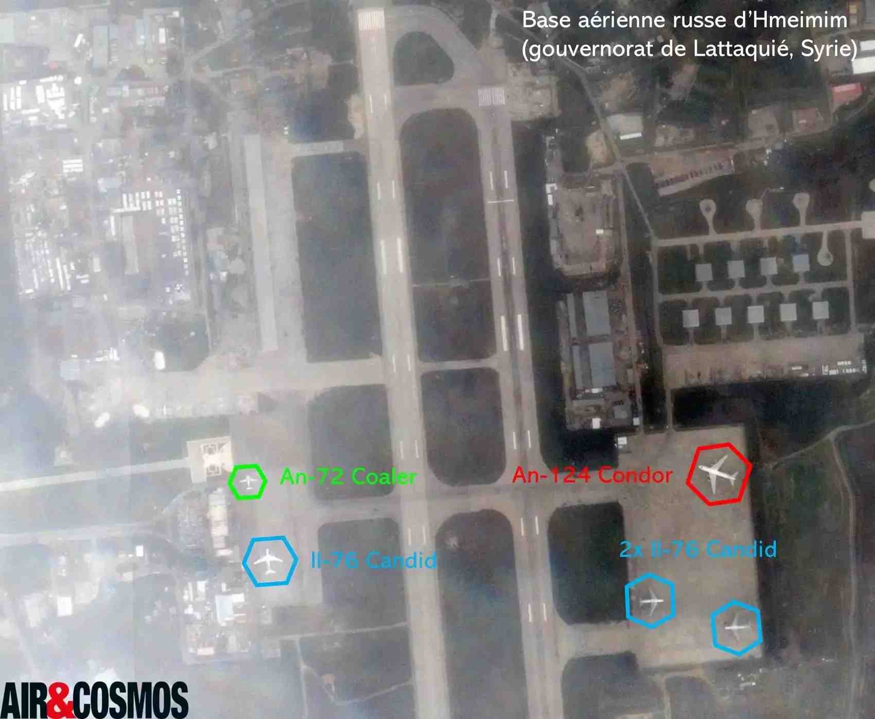 Image satellite de la base aérienne russe d'Hmeimim (Syrie): les avions et hélicoptères de combat semblent avoir laissé la place à des avions de transport.
