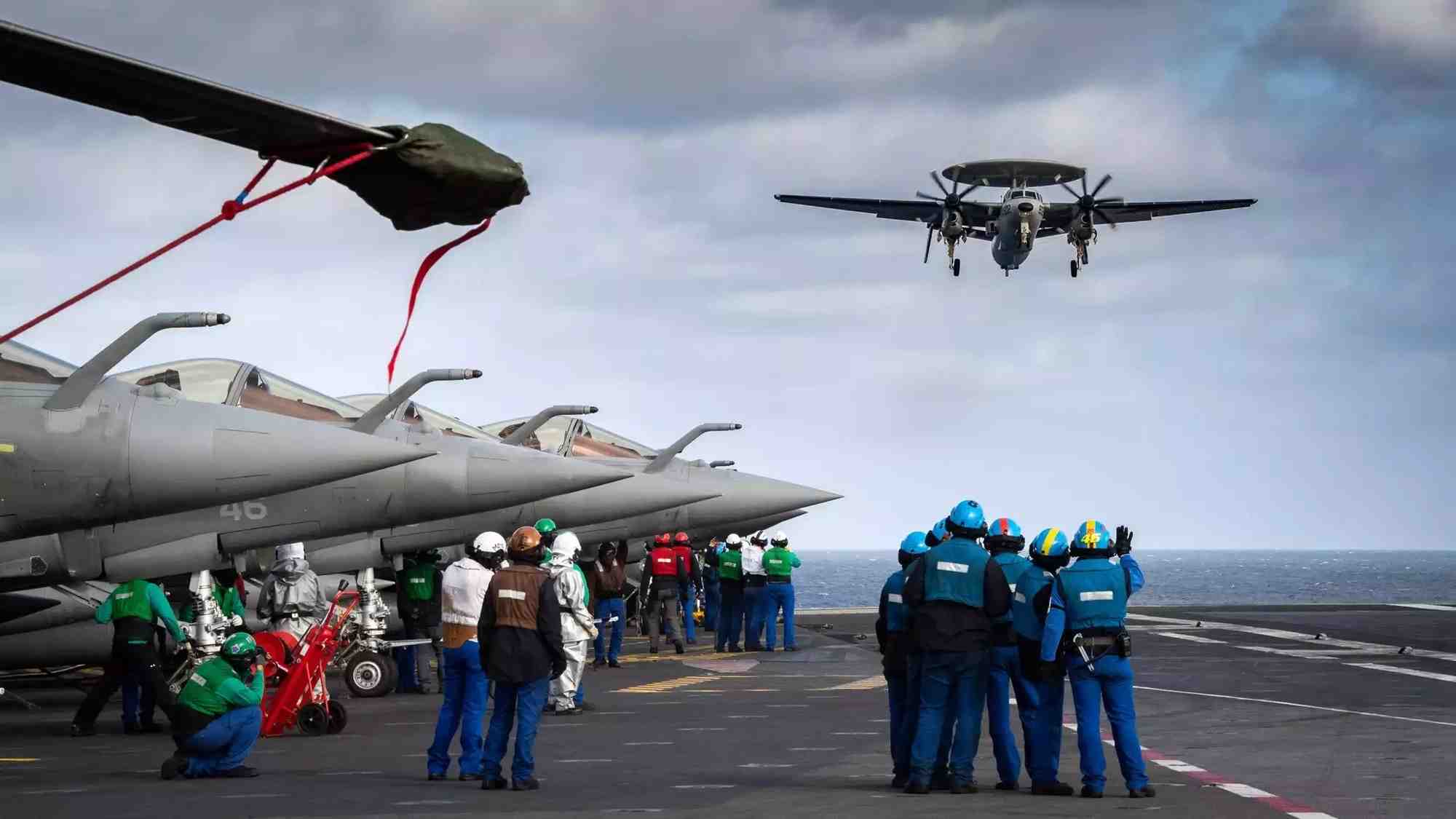 E-2D Advanced Hawkeye de l'US Navy en approche du porte-avions français Charles de Gaulle.