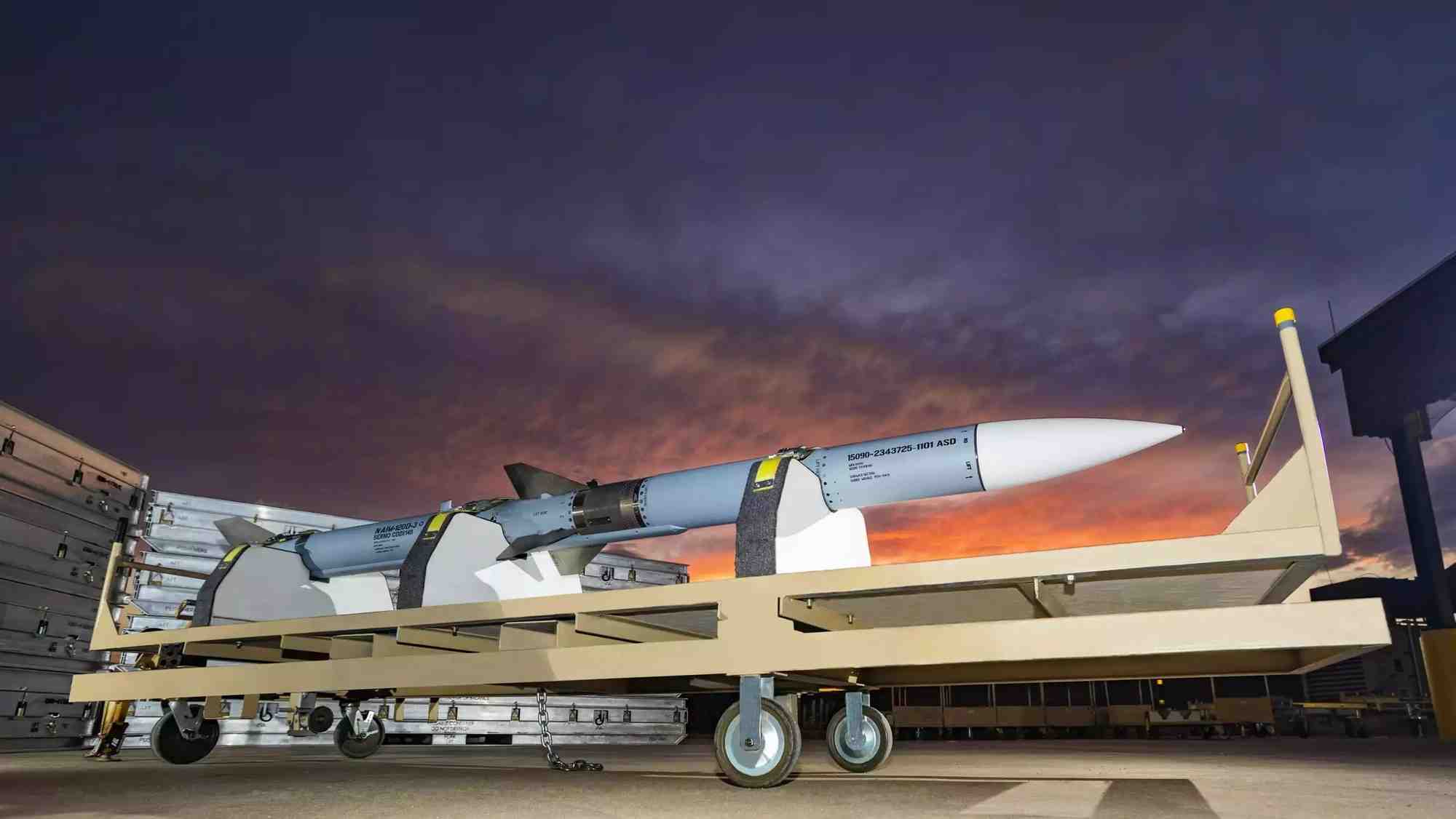 Missile air-air AIM-120D-3 AMRAAM sur le site de Raytheon à Tucson (Arizona, États-Unis).