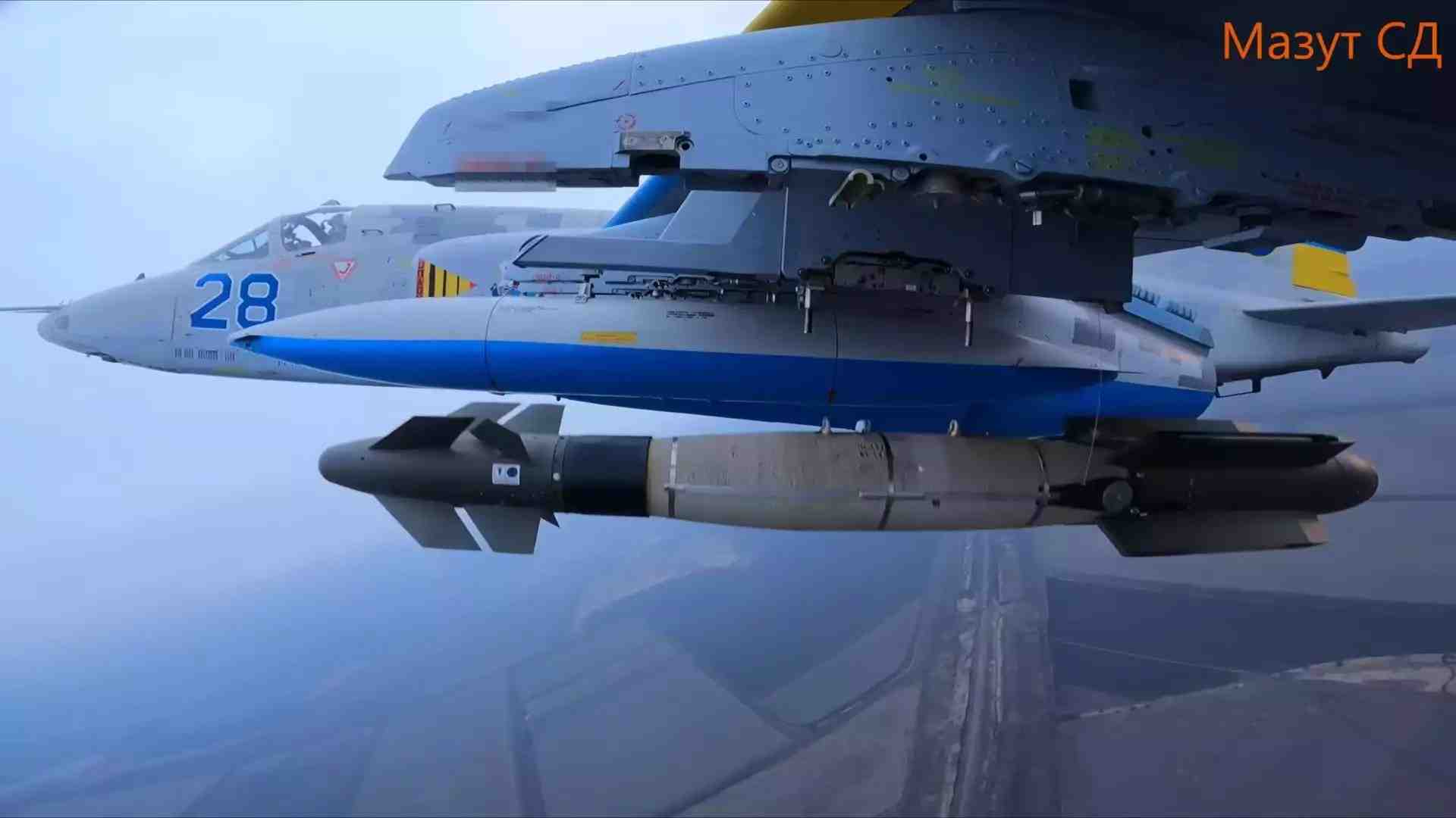 Avion d'attaque Su-25 Frogfoot ukrainien (28 Blue) larguant deux bombes propulsées AASM (1er janvier 2025).